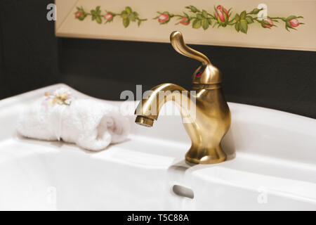 Retro goldenen Wasserhahn im Badezimmer Stockfoto