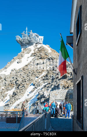 Seilbahnstation Punta Helbronner in den blauen Himmel mit italienischer Flagge Stockfoto