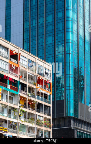 Kontrast zwischen alt und neu gestalteten Gebäuden auf Duong Hai Ba Trung, Ho Chi Minh City, Vietnam, Asien Stockfoto
