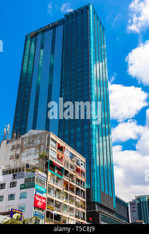Kontrast zwischen alt und neu gestalteten Gebäuden auf Duong Hai Ba Trung, Ho Chi Minh City, Vietnam, Asien Stockfoto