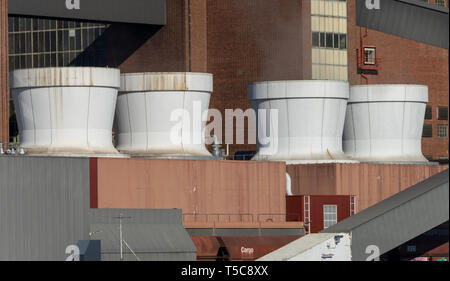 Wolfsburg, Deutschland, April 20., 2019: Die Kühltürme des Kraftwerks für den Volkswagen Car Factory Stockfoto