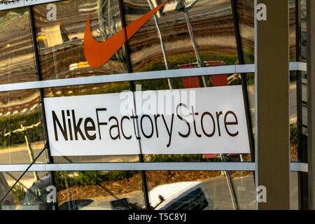 Factory stor der Firma Nike im Designer Outlet in Wolfsborg, mit großen Fenstern, die Nike Logo und Schriftzug, Wolfsburg, Deutschland, 20. April, Stockfoto