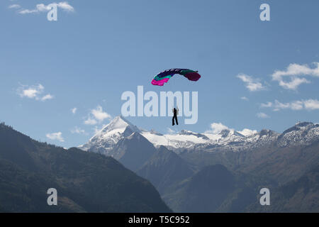 Gleitschirm Springer mit maountains im Hintergrund - Österreich Europa Stockfoto