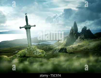 Eine alte und mythische Schwert gegen eine dramatische Landschaft. Fantasy Hintergrund 3d-mixed Media. Stockfoto