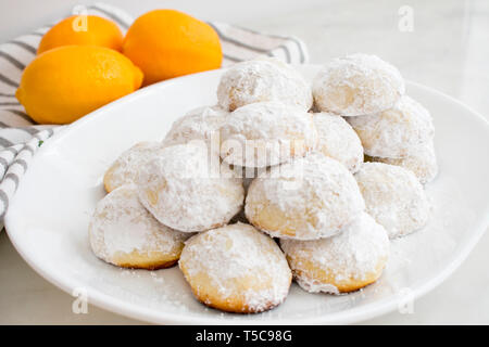 Meyer Zitrone griechischer Butter Cookies (Kourabiedes) Stockfoto