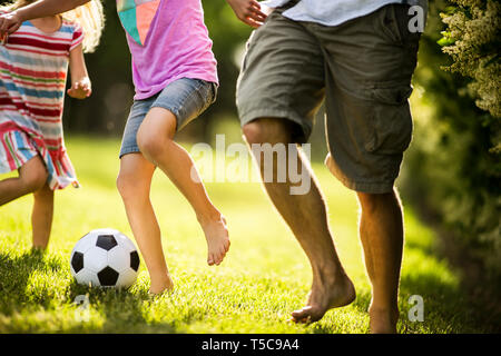Familie ein Spiel der Fußball im Park. Stockfoto
