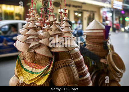 Straße Verkäufer mit asiatischen konischen Holz- Hüte und Körbe Stockfoto