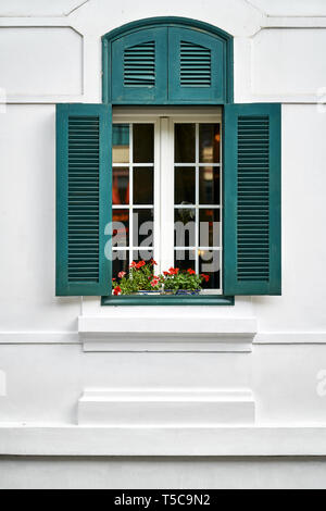 Exterieur Licht vietnamesischen Haus mit Vintage Fenster Stockfoto