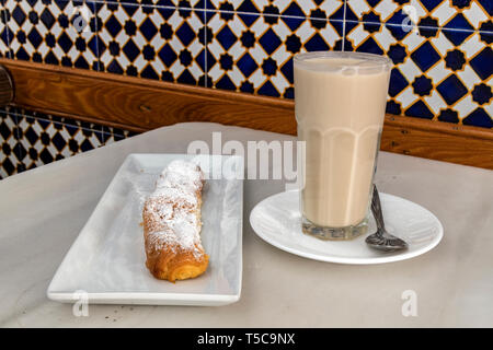 Glas Orchata de xufa und Farton süß, Horchateria Santa Catalina Café, Valencia, Comunidad Valenciana, Spanien Stockfoto