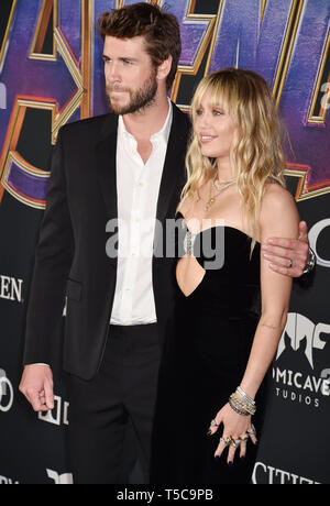 LOS ANGELES, Ca - 22. April: Liam Hemsworth (L) und Miley Cyrus Ankommen bei der Weltpremiere von Walt Disney Studios Motion Pictures' Avengers: Endgame' im Los Angeles Convention Center am 22. April 2019 in Los Angeles, Kalifornien. Stockfoto