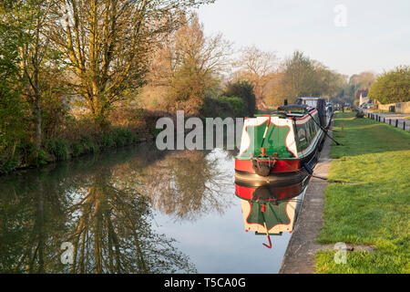 Kanal Boote auf der Oxford canal Am frühen Morgen Frühling Sonnenlicht. Thrupp, Oxfordshire, England Stockfoto