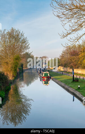 Kanal Boote auf der Oxford canal Am frühen Morgen Frühling Sonnenlicht. Thrupp, Oxfordshire, England Stockfoto