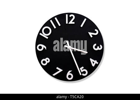Eine Wanduhr auf weißem Hintergrund und Zahlen in Weiß. Stockfoto