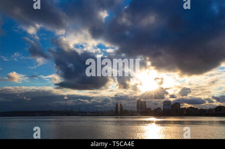 Bewölkter Sonnenuntergang in Baku Stockfoto