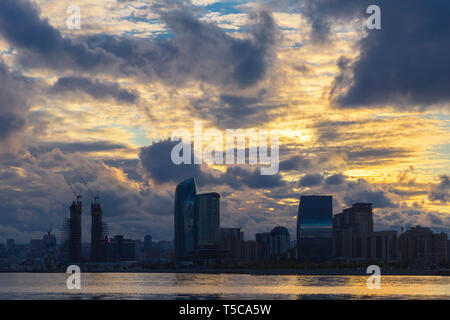 Bewölkter Sonnenuntergang in Baku Stockfoto