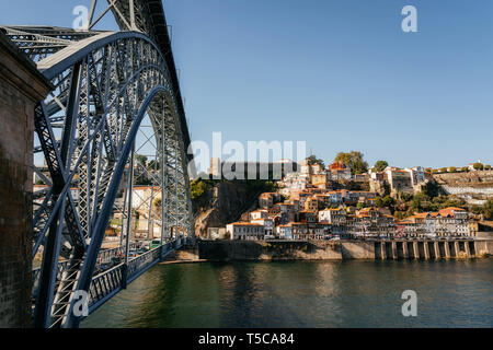 Die Altstadt von Porto an der Douro Fluss und Dom Luis I Brücke in Abend, Portugal. Stockfoto