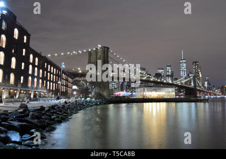 Brooklyn Bridge aus Brooklyn Bridge Park gegen einen Lower Manhattan. Stockfoto