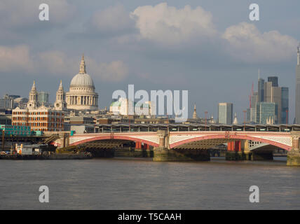 Skyline von London von der South Bank mit der St. Pauls Kathedrale und Blackfriars Bridge über die Themse, London, Vereinigtes Königreich Stockfoto