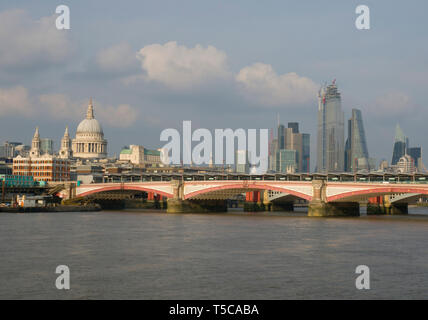 Skyline von London von der South Bank mit der St. Pauls Kathedrale und Blackfriars Bridge über die Themse, London, Vereinigtes Königreich Stockfoto