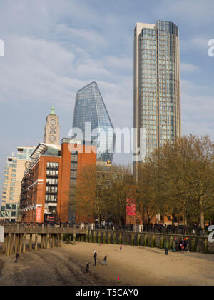 Ansicht der Oxo Towwer, die Vase und South Bank Tower von der South Bank der Themse, London, Vereinigtes Königreich Stockfoto