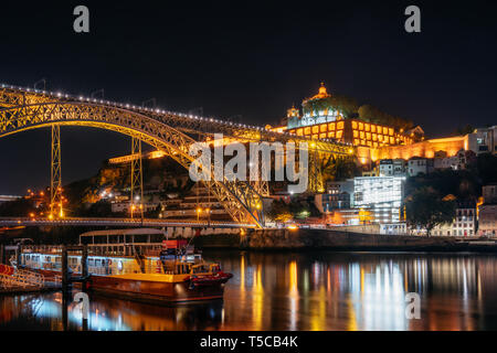 Dom Luis I Brücke, mittelalterliche Kloster fort Mosteiro da Serra do Pilar und Boot mit Beleuchtung, Porto Altstadt, Portugal Stockfoto