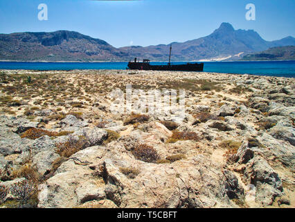 Rostigen Schiffswrack im Meer in der Nähe der Küste. Gramvousa Insel, Kreta, Griechenland. Stockfoto