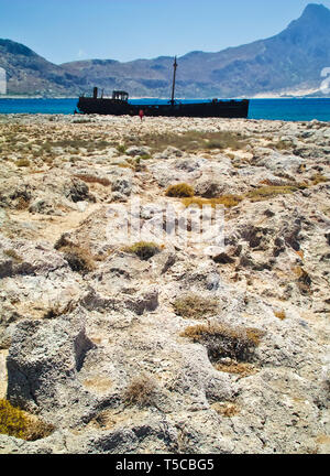 Rostigen Schiffswrack im Meer in der Nähe der Küste. Gramvousa Insel, Kreta, Griechenland. Stockfoto