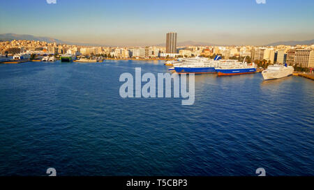 Hafen von Piräus in Athen, Griechenland, Logos entfernt Stockfoto