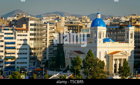 Apartment Gebäude und der griechisch-orthodoxen Kirche in Athen, Griechenland Stockfoto