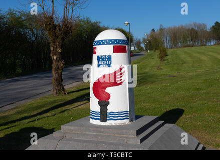 Bastogne, Belgien, 20. April 2019 Meilenstein der Befreiung Route' voie de la Liberte 1944", die in St. Mere Eglise begann, was war die erste Stadt, die Stockfoto