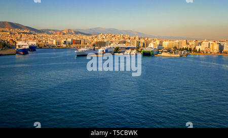 Hafen von Piräus in Athen, Griechenland, Logos entfernt Stockfoto
