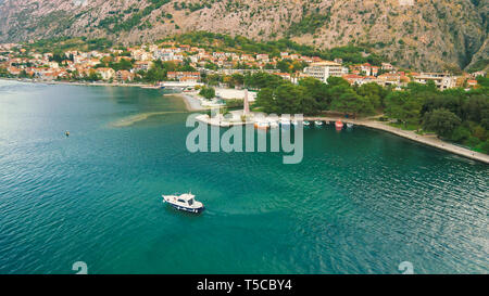 Stadt Kotor, Montenegro liegt an der Bucht von Kotor Stockfoto