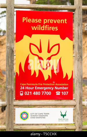 Verhindern sie Waldbrände auf Table Mountain National Park Schild mit Not Kontaktadressen und Informationen Kapstadt, Südafrika Stockfoto