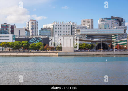 Die Gebäude im Park der Nationen über den Tejo in Lissabon, Portugal - Ansicht mit Casino de Lisboa und Vodafone Portugal Hauptsitz Stockfoto