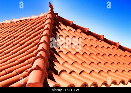 Dach in Azenhas do Mar Haus mit wunderschönen Keramik Taube auf der Oberseite Stockfoto