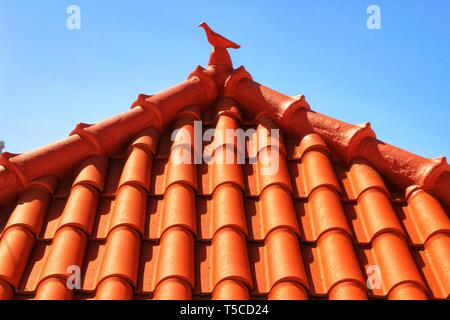 Dach in Azenhas do Mar Haus mit wunderschönen Keramik Taube auf der Oberseite Stockfoto