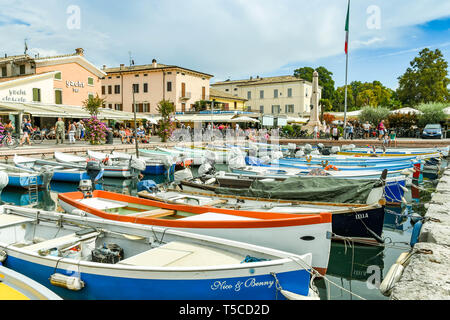 BARDOLINO, Gardasee, Italien - September 2018: Hafen mit kleinen Fischerbooten in Bardolino am Gardasee. Stockfoto