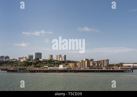 Darwin Australien - Februar 22, 2019: Darwin Skyline von Süden auf den Hafen Bucht Wasser gesehen unter blauem Himmel. Convention Center auf der rechten Seite. Dock für l Stockfoto