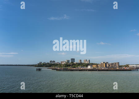 Darwin Australien - Februar 22, 2019: westliche Seite von Darwin Skyline von Süden auf den Hafen Bucht Wasser gesehen unter blauem Himmel. Convention Center, der zu den l Stockfoto