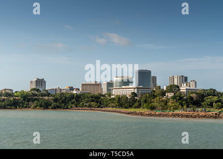 Darwin Australien - Februar 22, 2019: Südwestseite Downtown Skyline von Hafen Wasser gesehen. Grünes Band im Vorfeld ist Bicentennial Park entlang Esplana Stockfoto