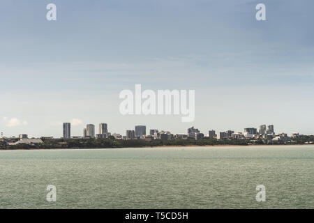 Darwin Australien - Februar 22, 2019: Darwin Skyline von Osten über Fannie Bay Sea Wasser unter Leicht bewölkter Himmel gesehen. Stockfoto