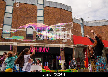 23. April 2019 High Street, Belfast, Antrim, Großbritannien große Blase in einer Stadt mit blauen Himmel & Fluffy Clouds in Belfast geblasen wird Stockfoto