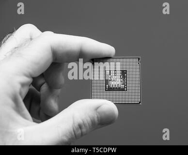 Männliche IT-Profi an der Hand Verbrannt leistungsfähige CPU Central Processing Unit mit Hohe Kernanzahl und erhöhte Frequenz - Isolierte schwarze und weiße Foto Stockfoto