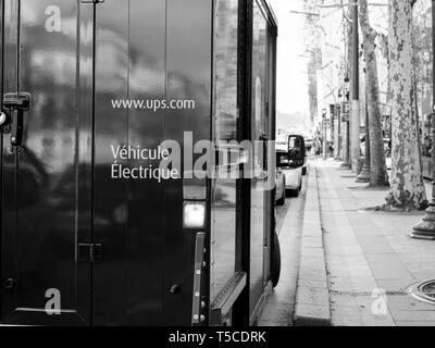 Paris, Frankreich - Mar 19, 2019: UPS United Parcel Service Elektrische van auf der Avenue des Champs Elysees boulevard Lieferung von Paket ohne Auswirkungen auf die Umwelt - Schwarz und Weiß geparkt Stockfoto