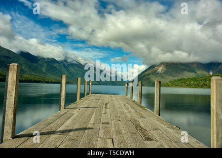 Hölzerne Seebrücke am See Stockfoto