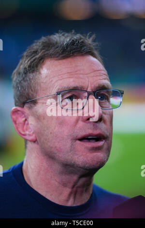 HAMBURG, DEUTSCHLAND - 23. April: Head Coach Ralf Rangnick Leipzig schaut vor dem DFB-Pokal Halbfinale Match zwischen Hamburger Sport Verein und Stockfoto