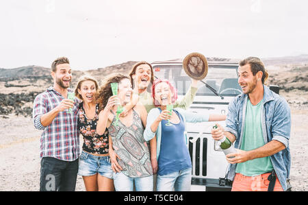 Gruppe von glücklich Making Friends Party in der Wüste - Reise Menschen Spaß haben, trinken Champagner Prosecco während Ihrer Rundreise mit Jeep Auto Stockfoto