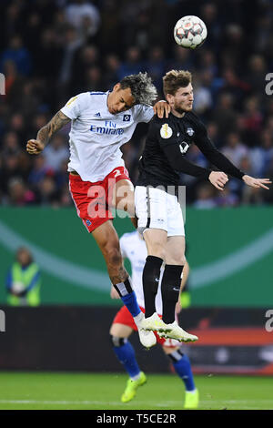 HAMBURG, DEUTSCHLAND - 23. April: Leo Lacroix (L) von Hamburg und Timo Werner (R) von Leipzig konkurriert für die Kugel während der DFB-Pokal Halbfinale Match Bet Stockfoto