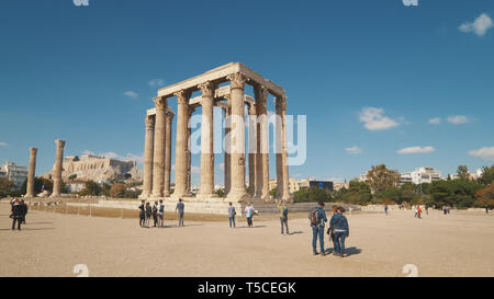 Touristen und den Tempel des Olympischen Zeus, Athen, Griechenland Stockfoto