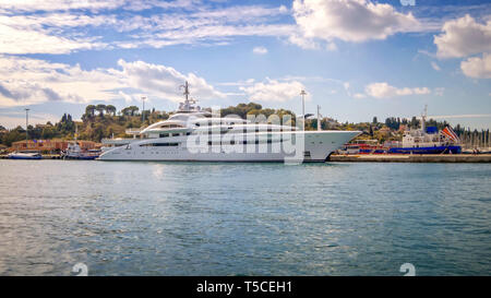 Luxus Super Yacht angedockt in Korfu, Griechenland Stockfoto